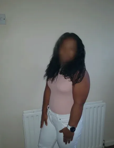 Nia, 24